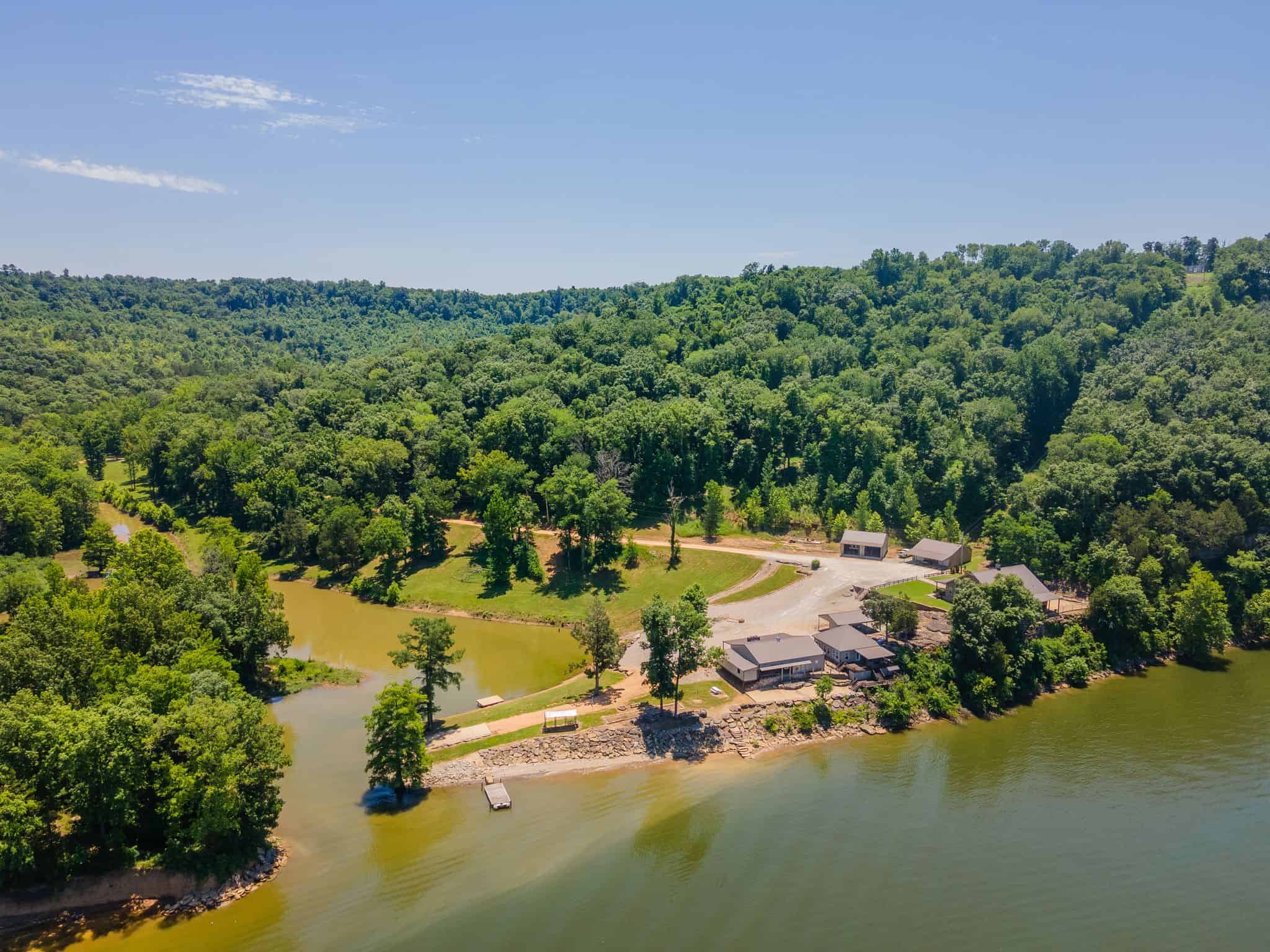 PRIVATE WATERFRONT RETREAT ON THE TENNESSEE RIVER