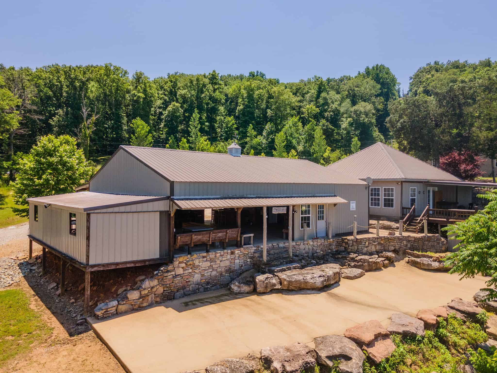 PRIVATE WATERFRONT RETREAT ON THE TENNESSEE RIVER