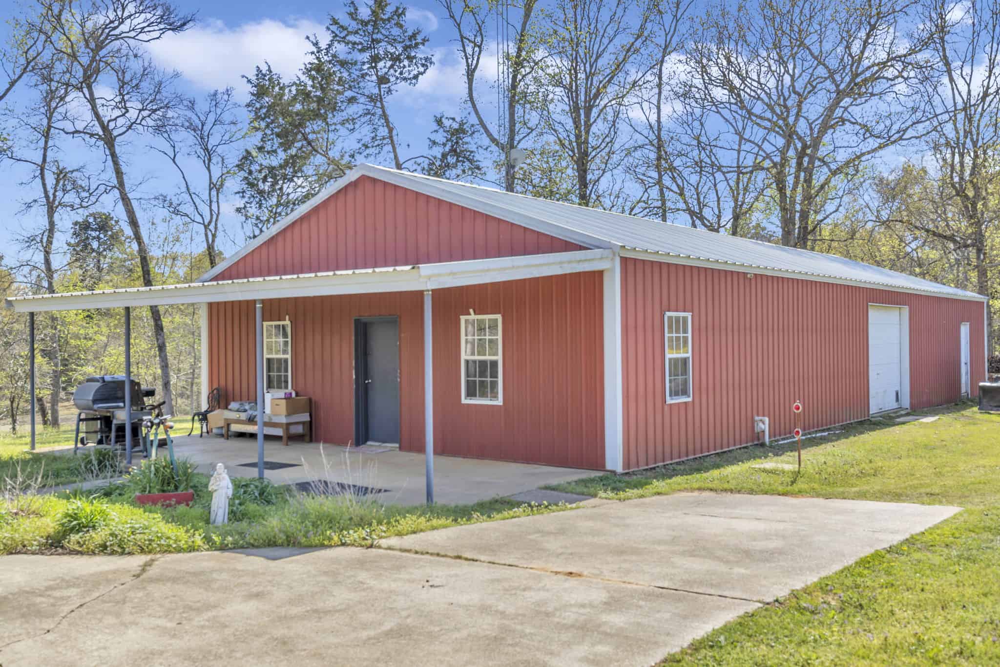 East Texas Hunting & Recreational Farm with Home & Barndo in Lindale, TX