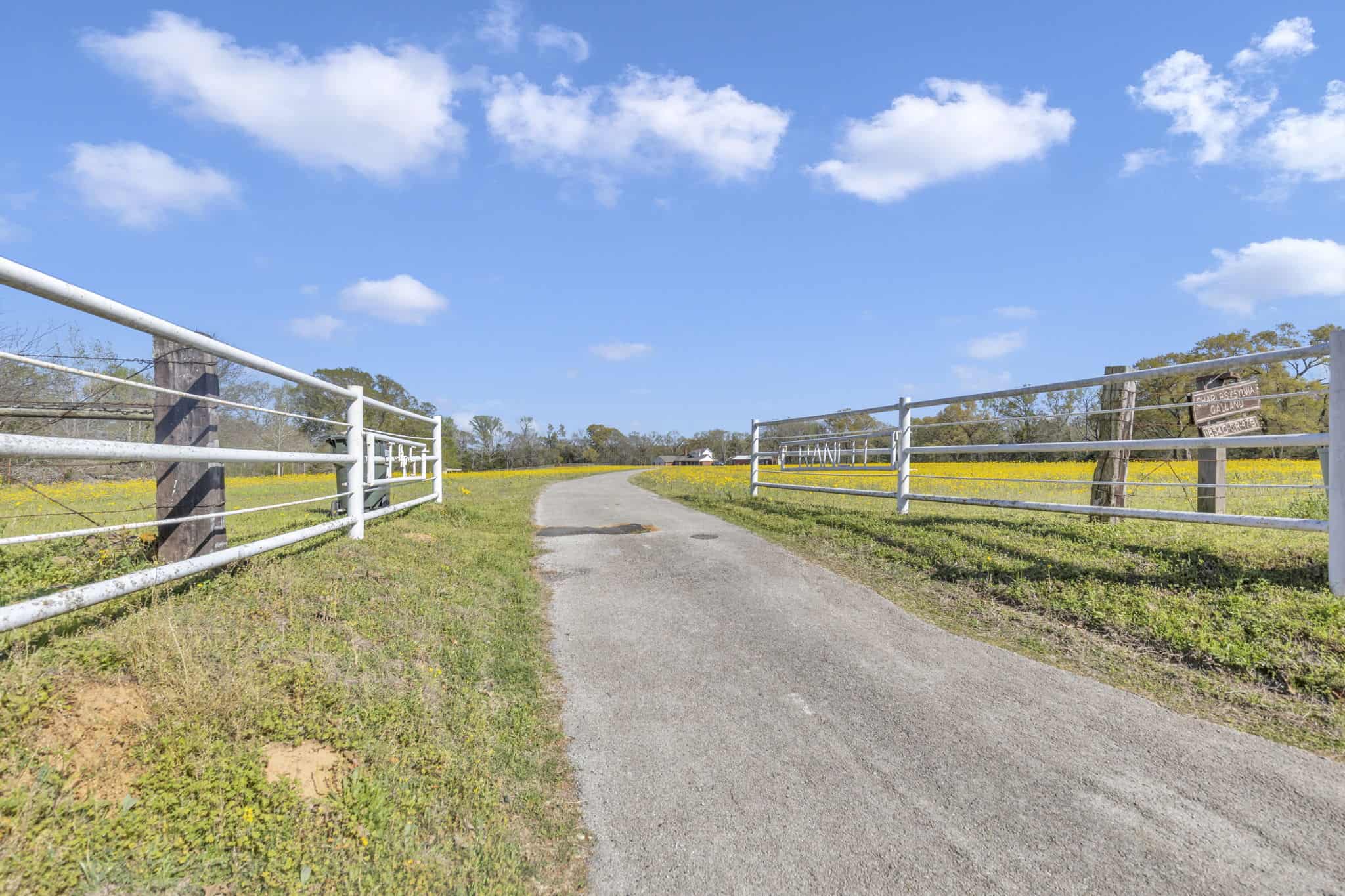 East Texas Hunting & Recreational Farm with Home & Barndo in Lindale, TX