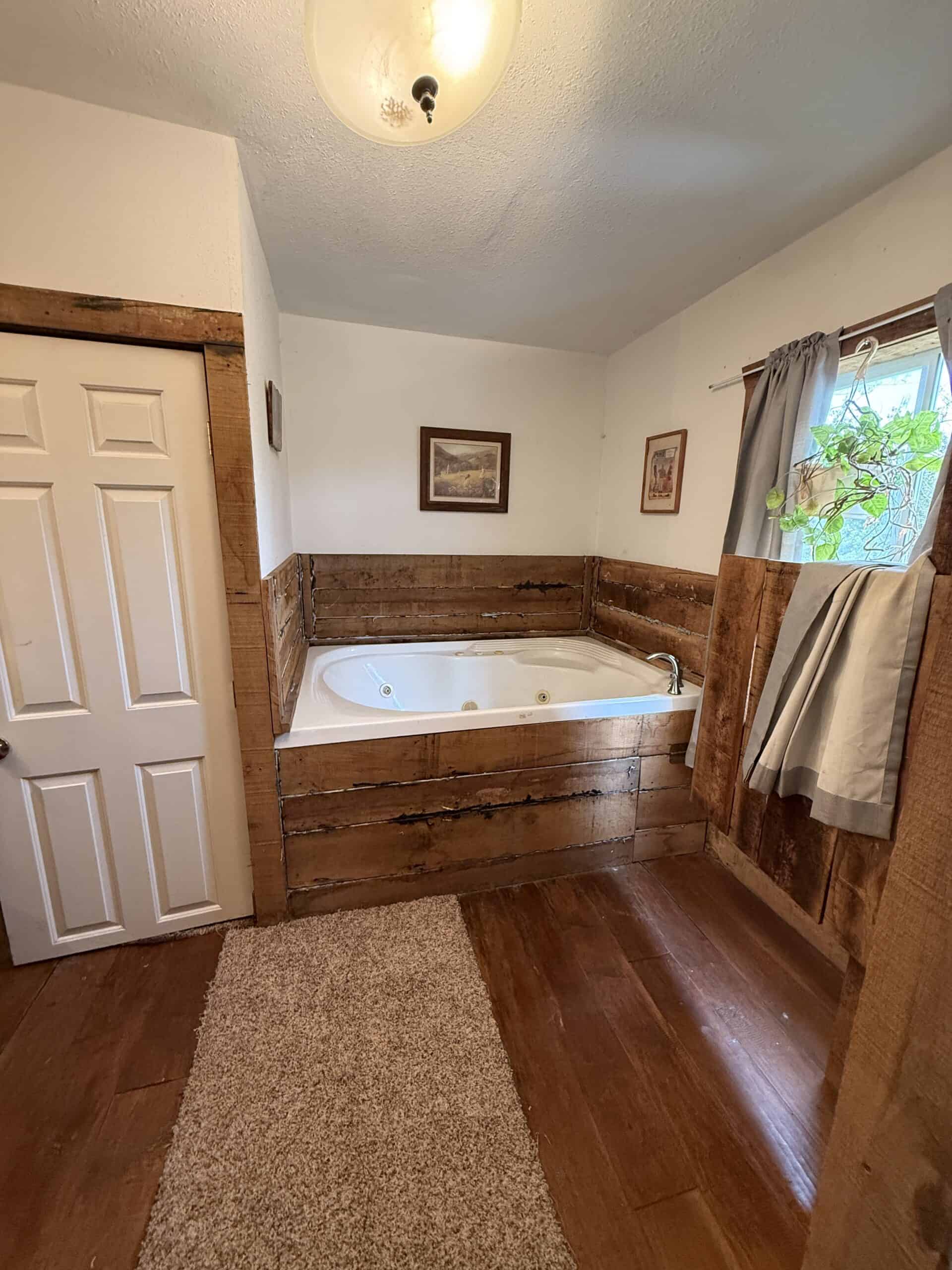 Charming 3-Bedroom Cabin on 10.75 Acres – Decatur City, IA
