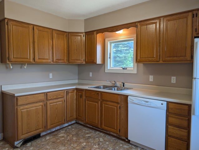 Farmhouse on 36 Acres with Pond, Woods & Wildlife – Cadillac, MI