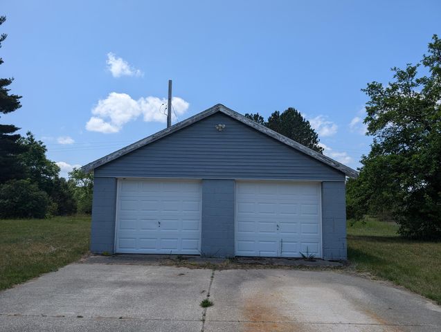 Farmhouse on 36 Acres with Pond, Woods & Wildlife – Cadillac, MI