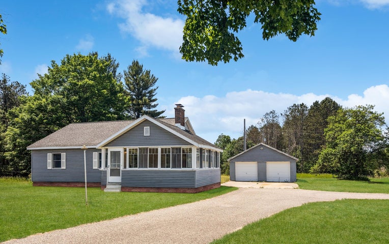 Farmhouse on 36 Acres with Pond, Woods & Wildlife – Cadillac, MI