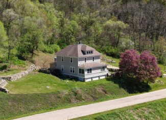 Country Home 100 Acres 1/4 Mile of Trout Stream In the Driftless Region