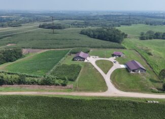 Dream Countryside Home + Guest Home in Moulton, IA