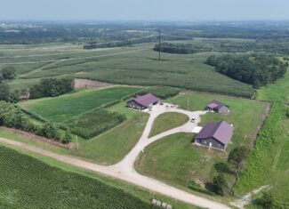 Dream Countryside Home + Guest Home in Moulton, IA
