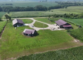 Dream Countryside Home + Guest Home in Moulton, IA