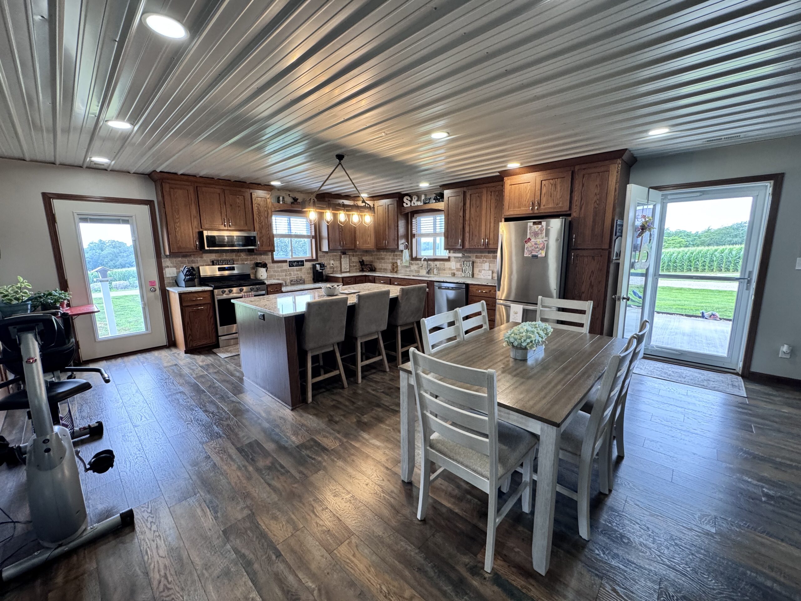 Dream Countryside Home + Guest Home in Moulton, IA