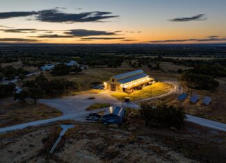 Luxury Barndominium, Guest Cabins & Hunting Land