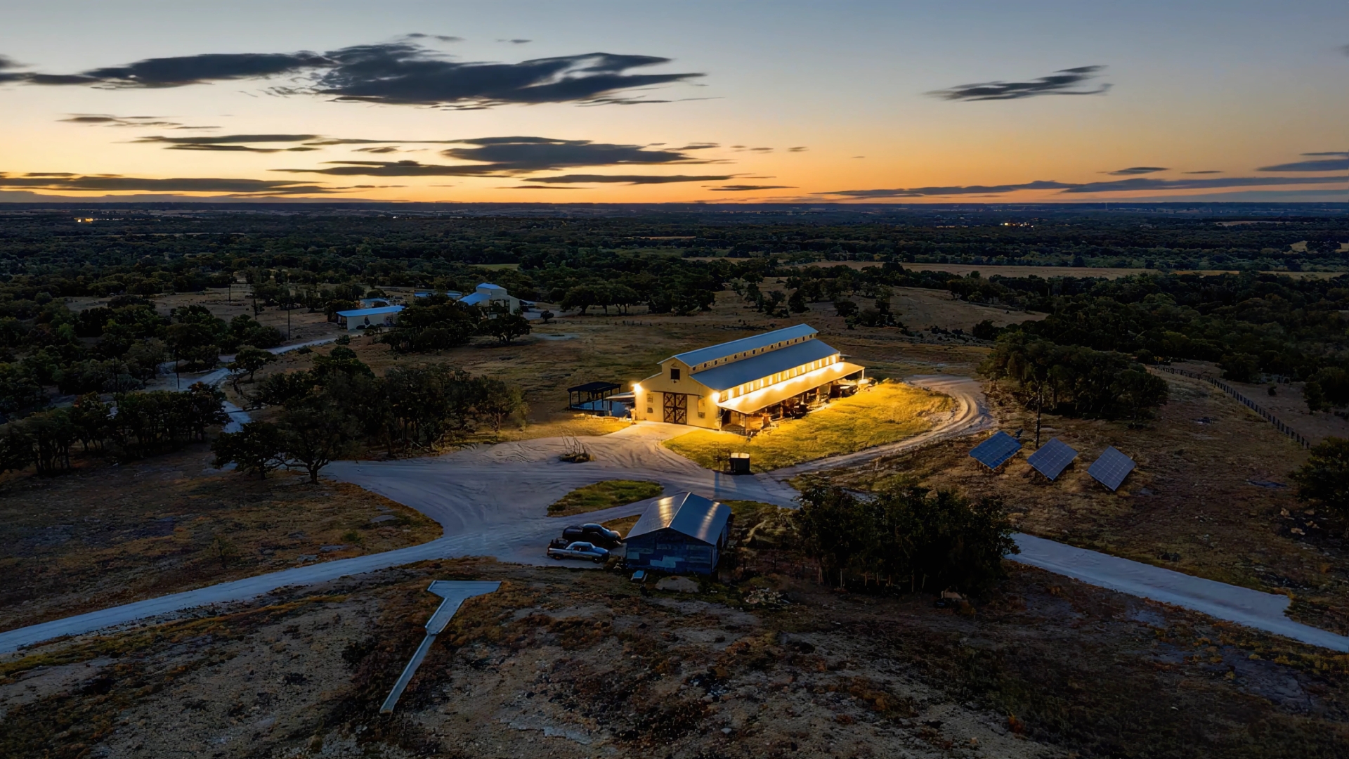 Luxury Barndominium, Guest Cabins & Hunting Land