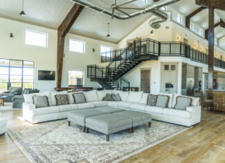 Luxury Barndominium, Guest Cabins & Hunting Land