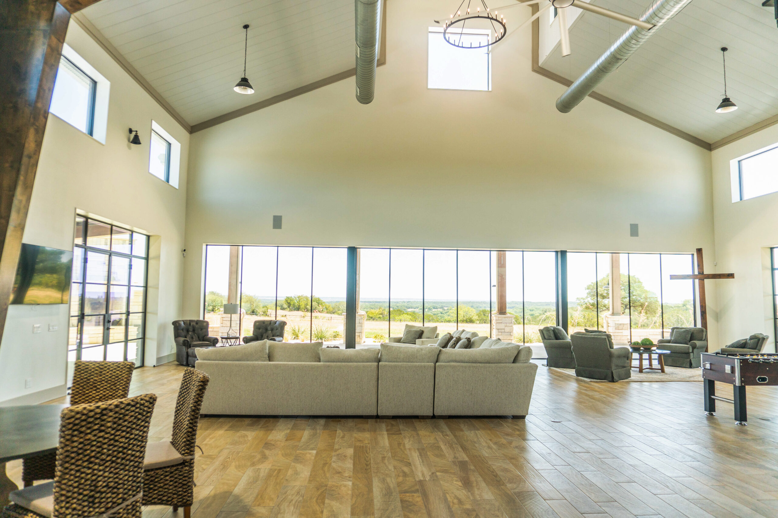 Luxury Barndominium, Guest Cabins & Hunting Land