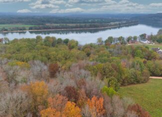RIVER FRONT HOME W/ UNRESTRICTED ACREAGE FOR SALE IN TN ON TENNESSEE RIVER, DEER & TURKEY HUNTING