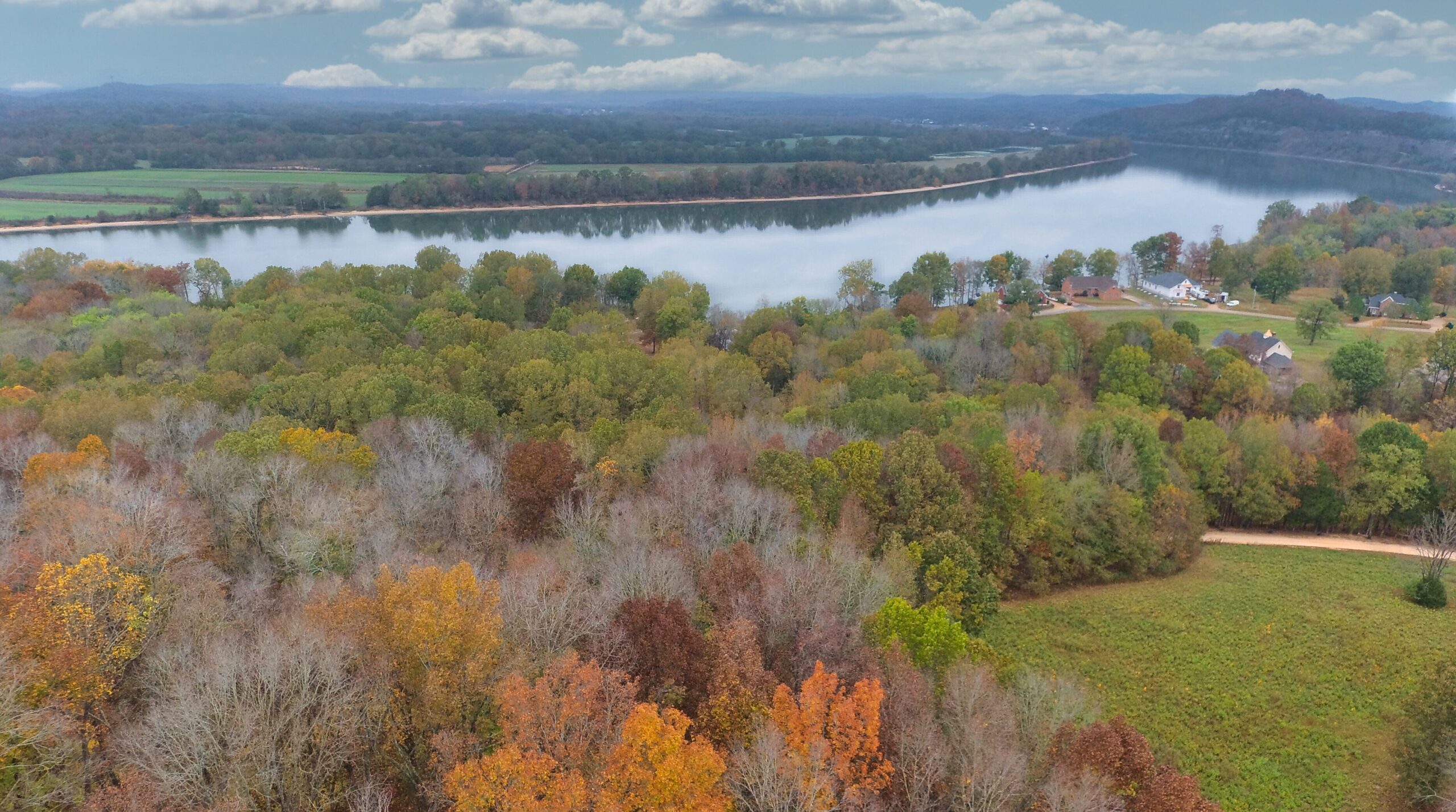 RIVER FRONT HOME W/ UNRESTRICTED ACREAGE FOR SALE IN TN ON TENNESSEE RIVER, DEER & TURKEY HUNTING