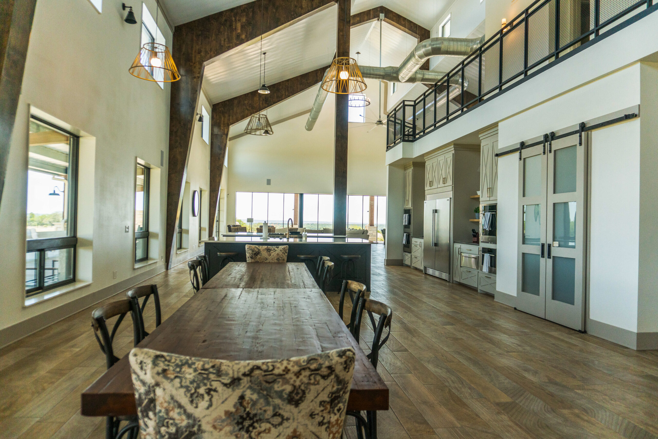 Luxury Barndominium, Guest Cabins & Hunting Land