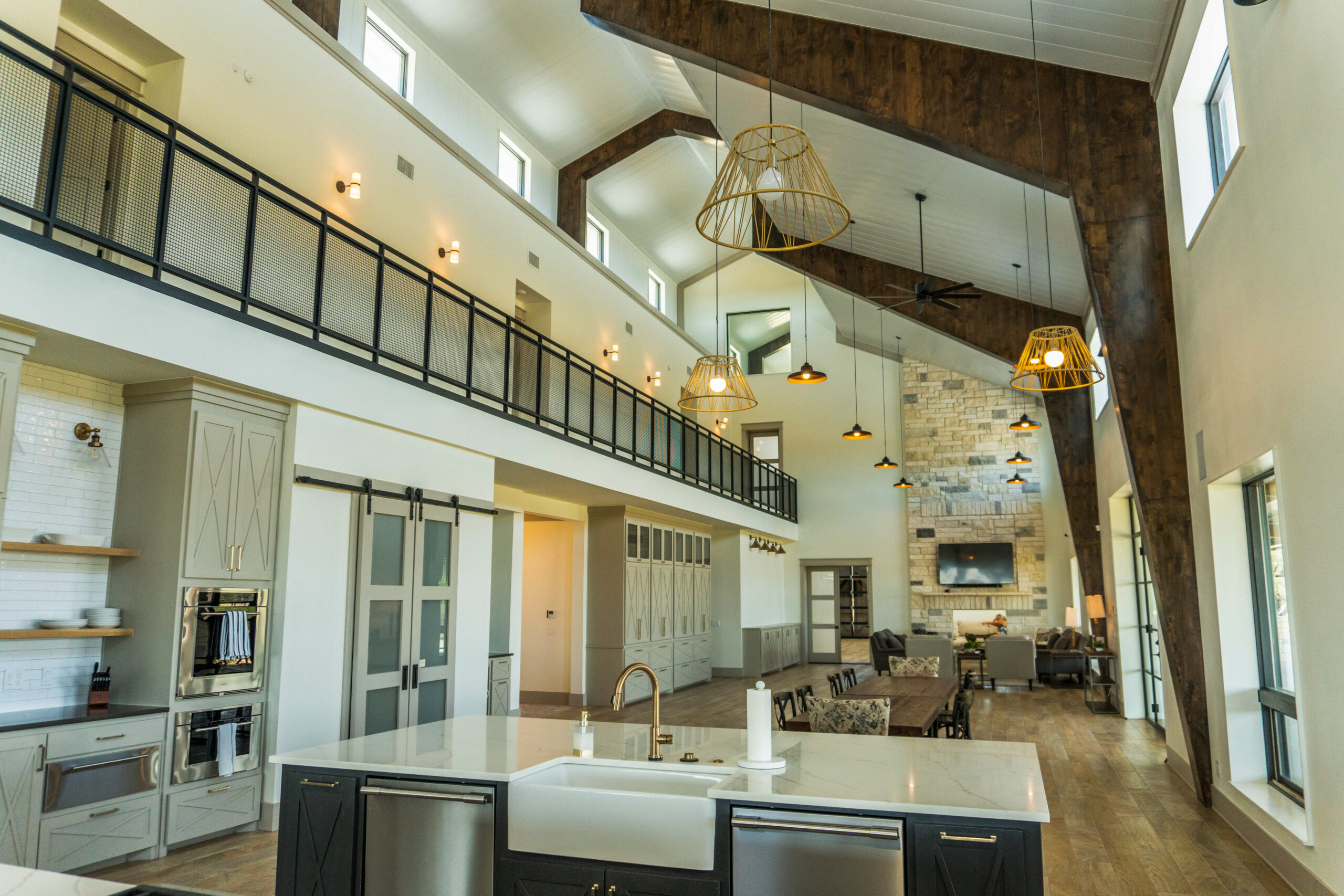 Luxury Barndominium, Guest Cabins & Hunting Land