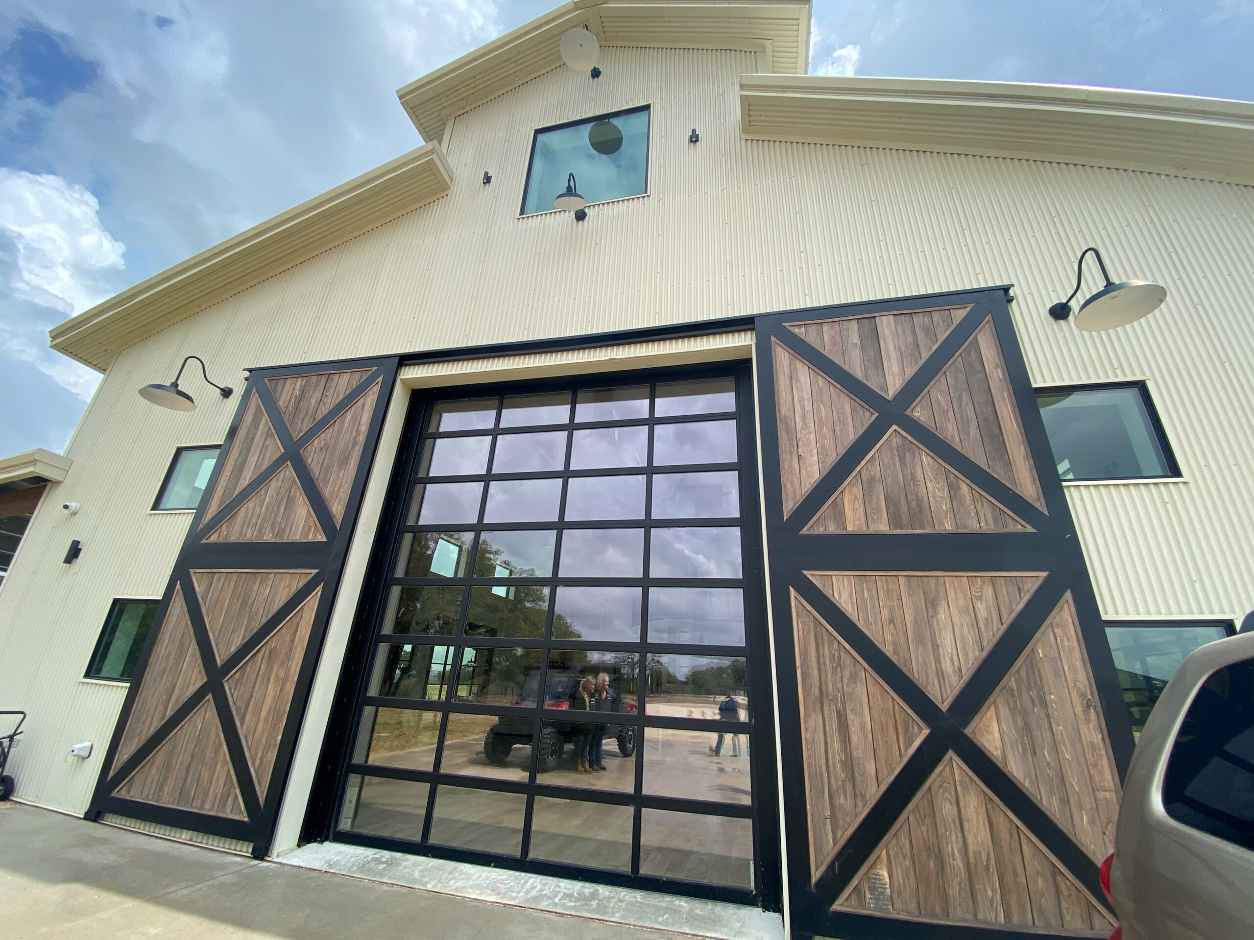 Luxury Barndominium, Guest Cabins & Hunting Land