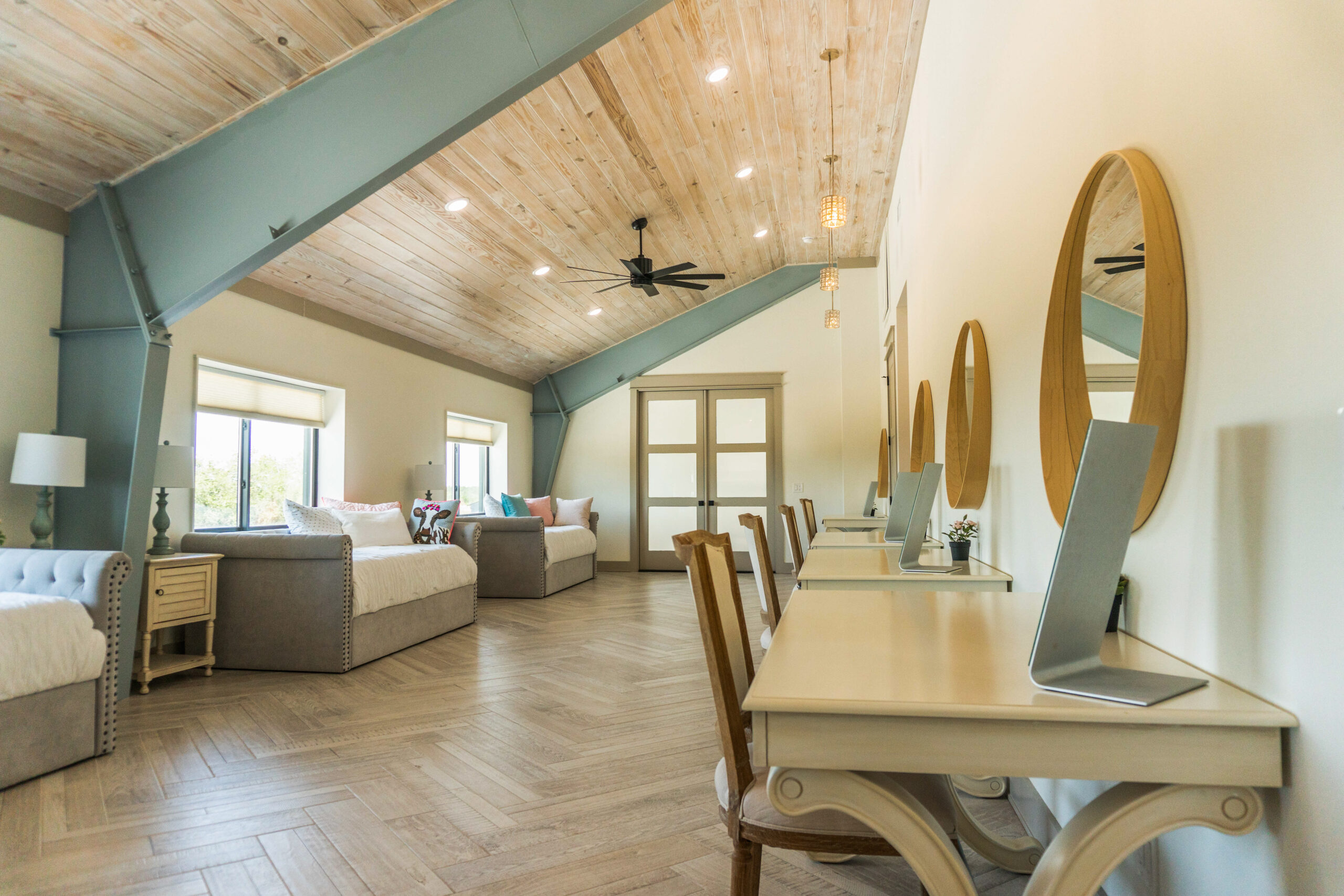 Luxury Barndominium, Guest Cabins & Hunting Land