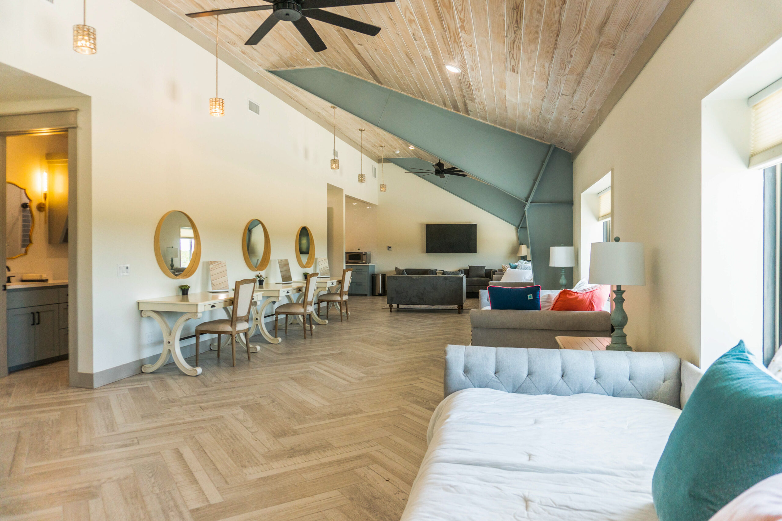 Luxury Barndominium, Guest Cabins & Hunting Land