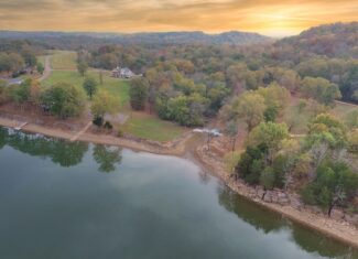 RIVER FRONT HOME W/ UNRESTRICTED ACREAGE FOR SALE IN TN ON TENNESSEE RIVER, DEER & TURKEY HUNTING