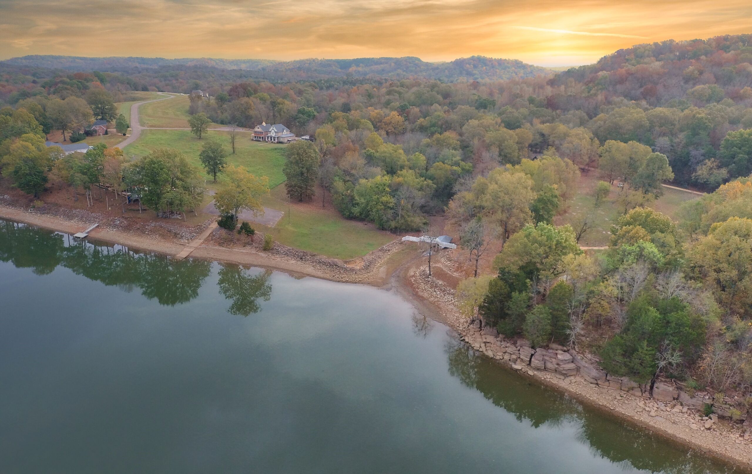 RIVER FRONT HOME W/ UNRESTRICTED ACREAGE FOR SALE IN TN ON TENNESSEE RIVER, DEER & TURKEY HUNTING
