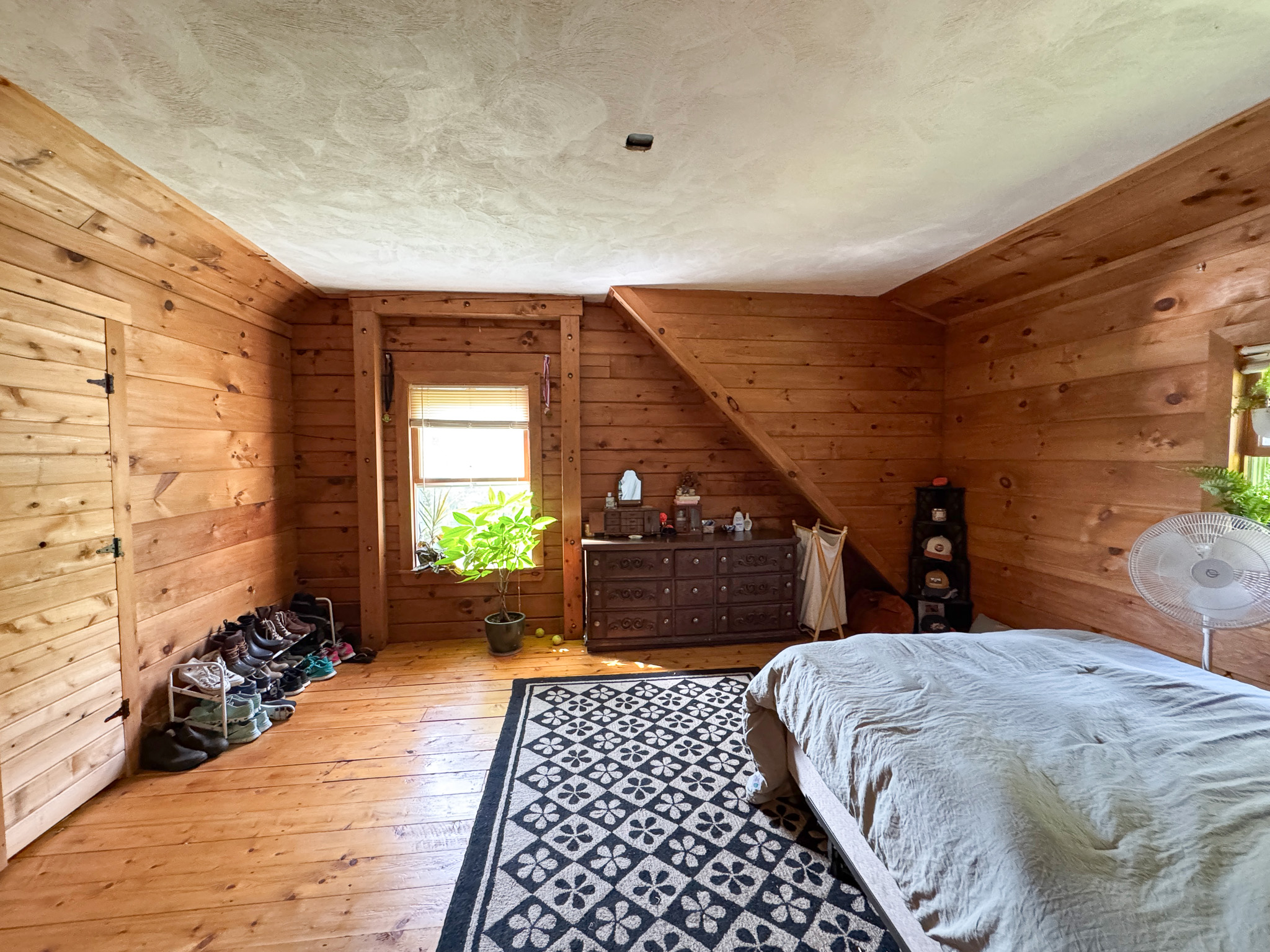 Off-Grid Log Home on 33.4 Acres