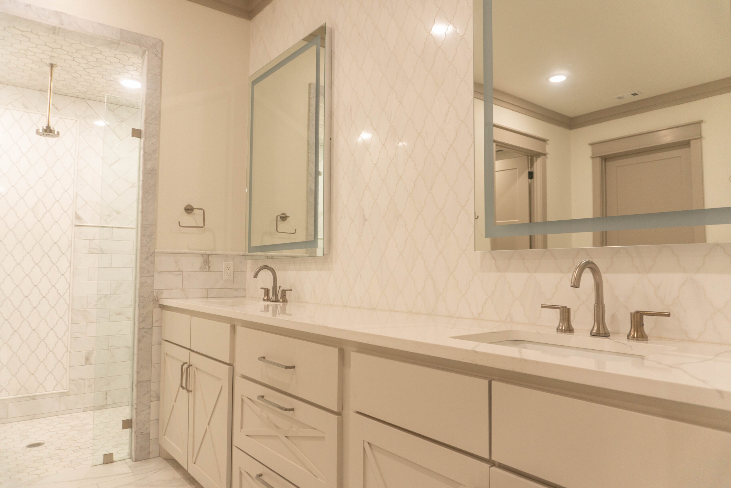 Luxury Barndominium, Guest Cabins & Hunting Land