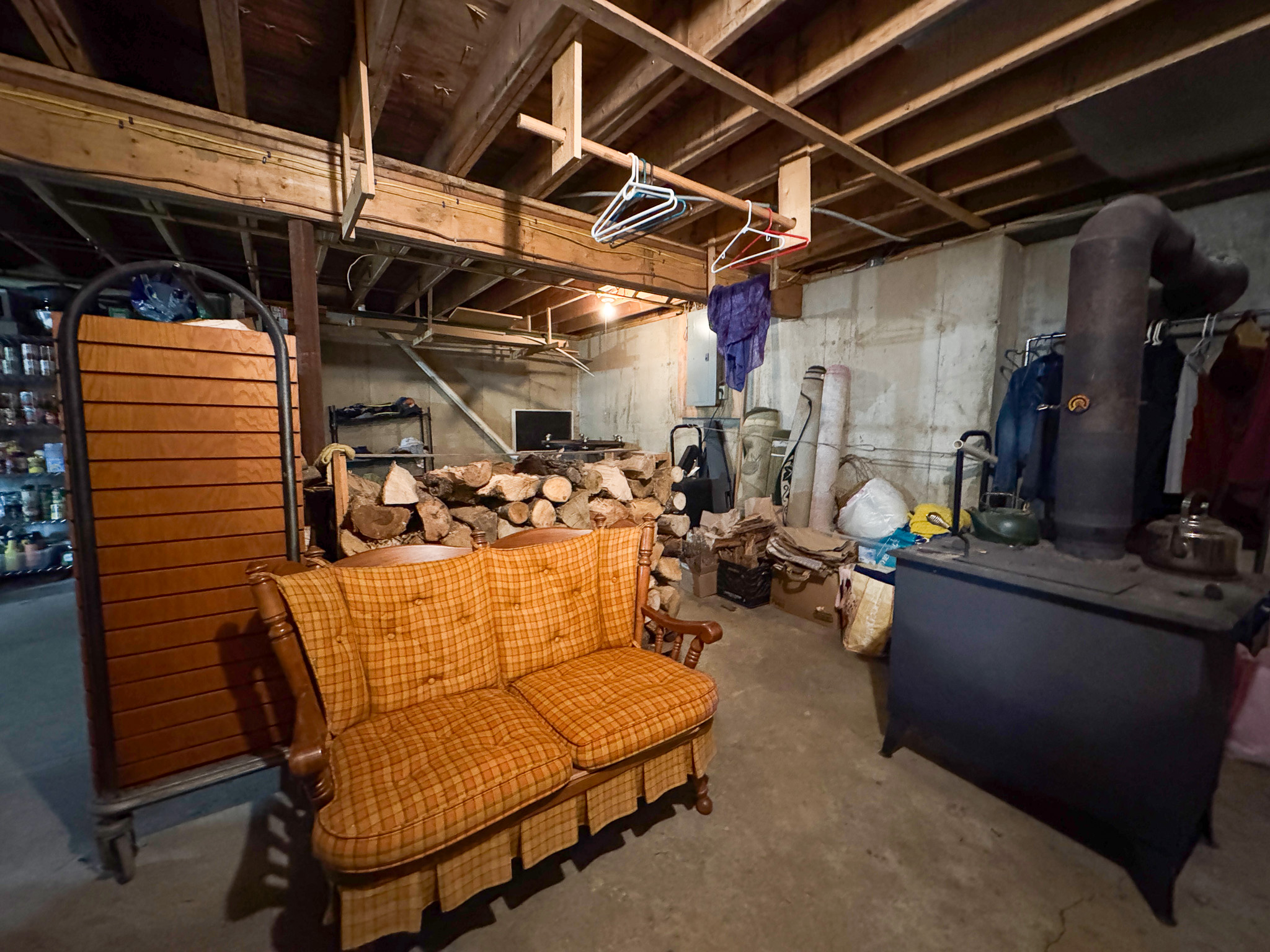 Off-Grid Log Home on 33.4 Acres