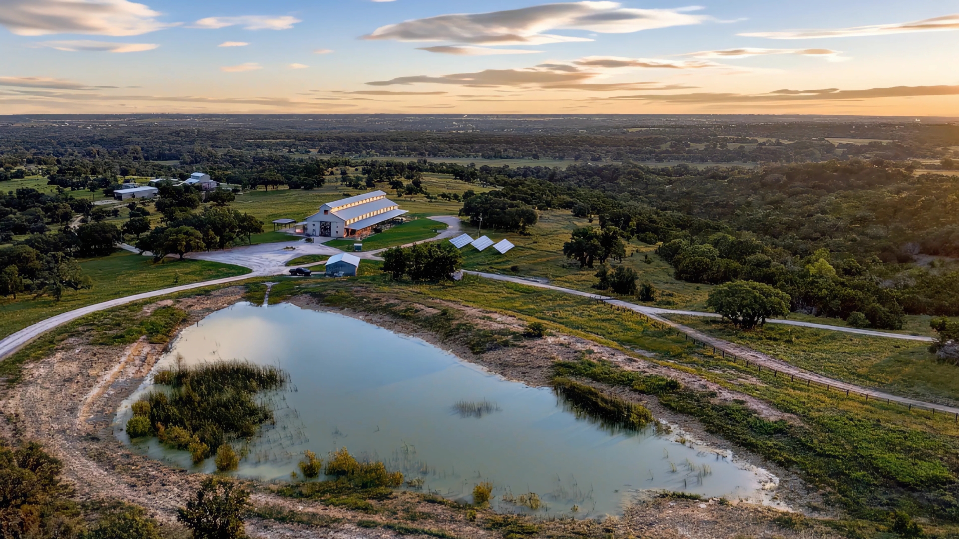 Luxury Barndominium, Guest Cabins & Hunting Land