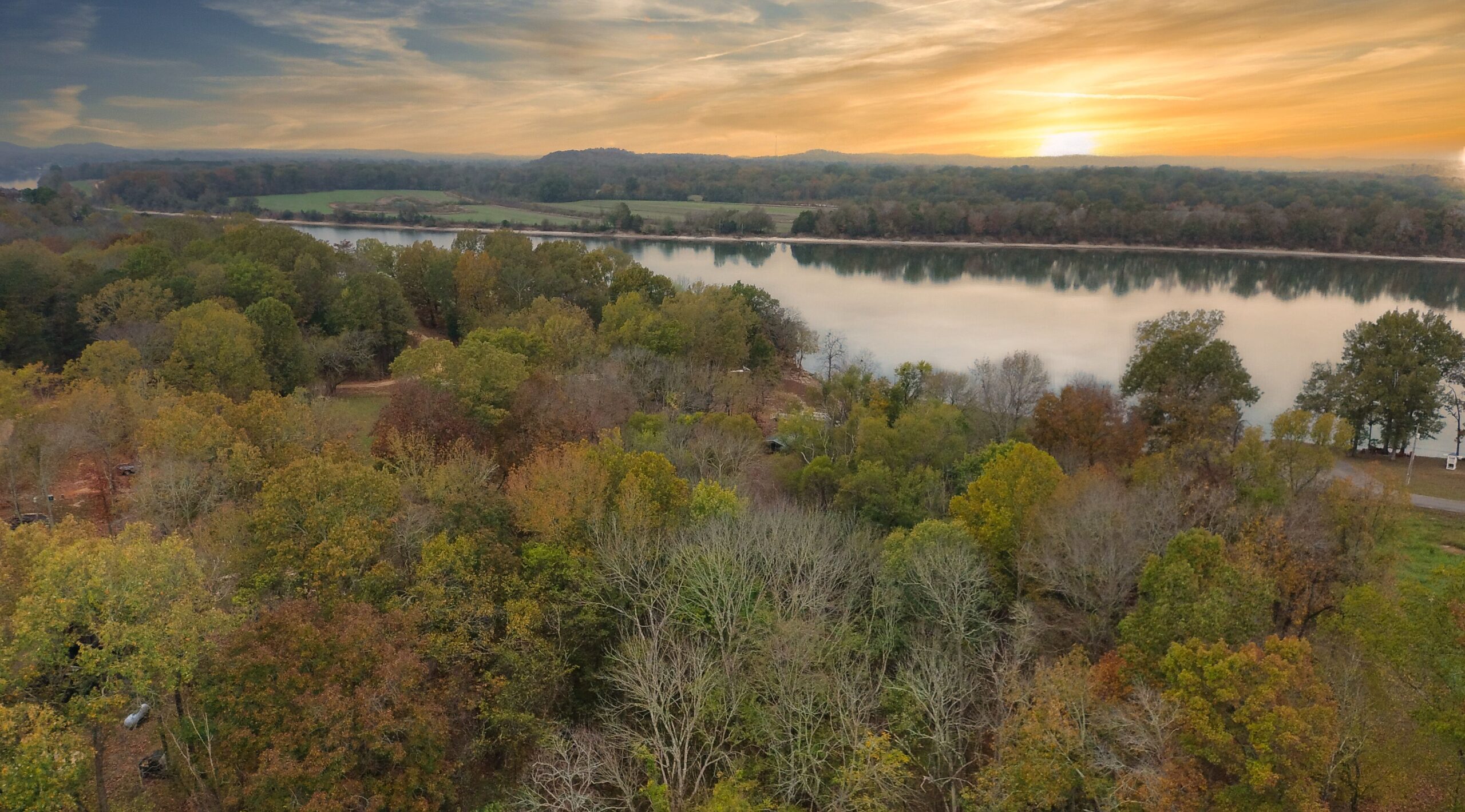 RIVER FRONT HOME W/ UNRESTRICTED ACREAGE FOR SALE IN TN ON TENNESSEE RIVER, DEER & TURKEY HUNTING