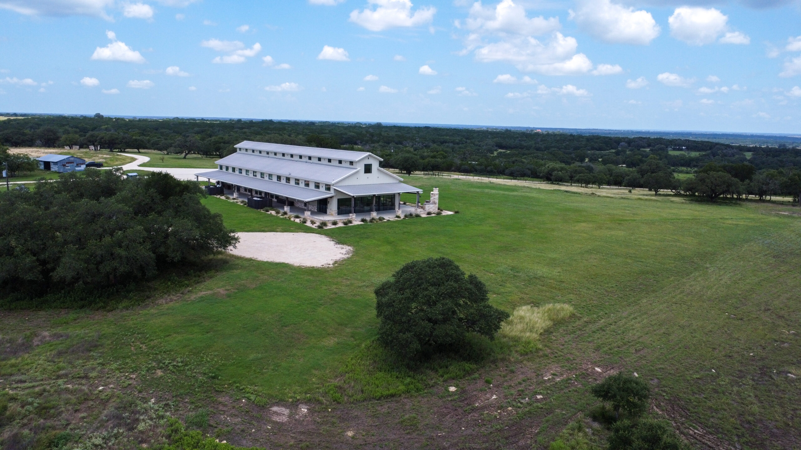 Luxury Barndominium, Guest Cabins & Hunting Land