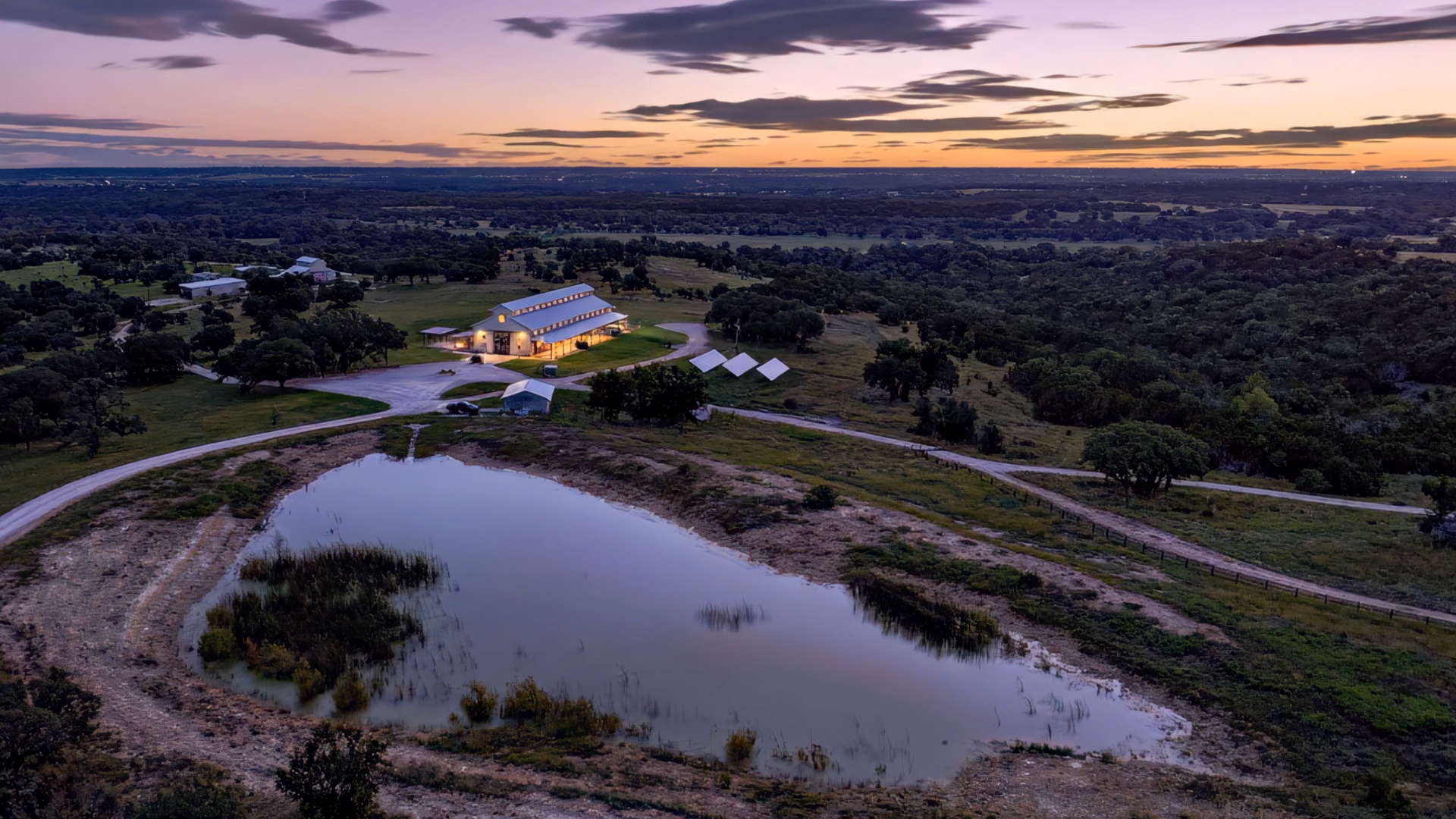 Luxury Barndominium, Guest Cabins & Hunting Land