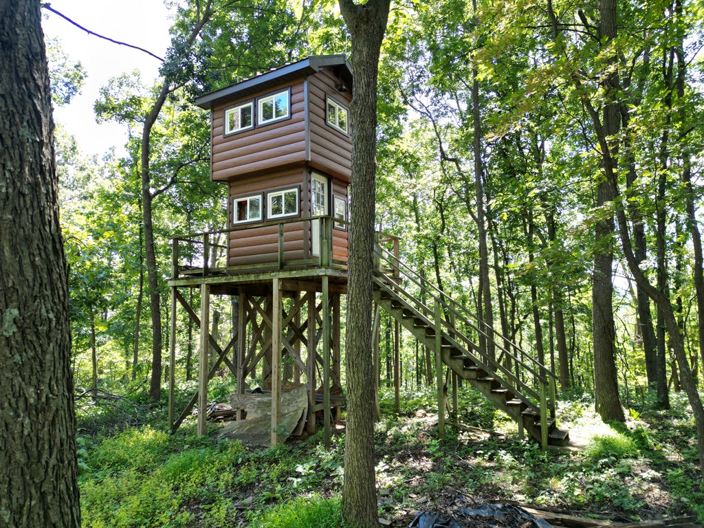 Round Mountain Retreat with Panoramic Views