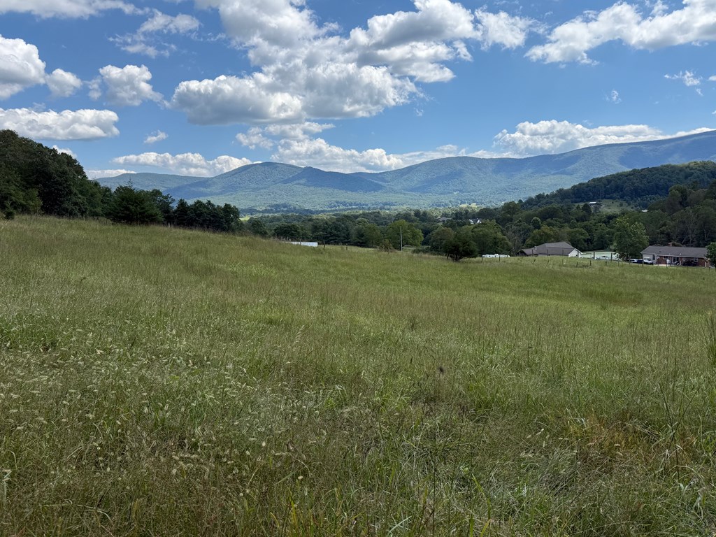 Round Mountain Retreat with Panoramic Views