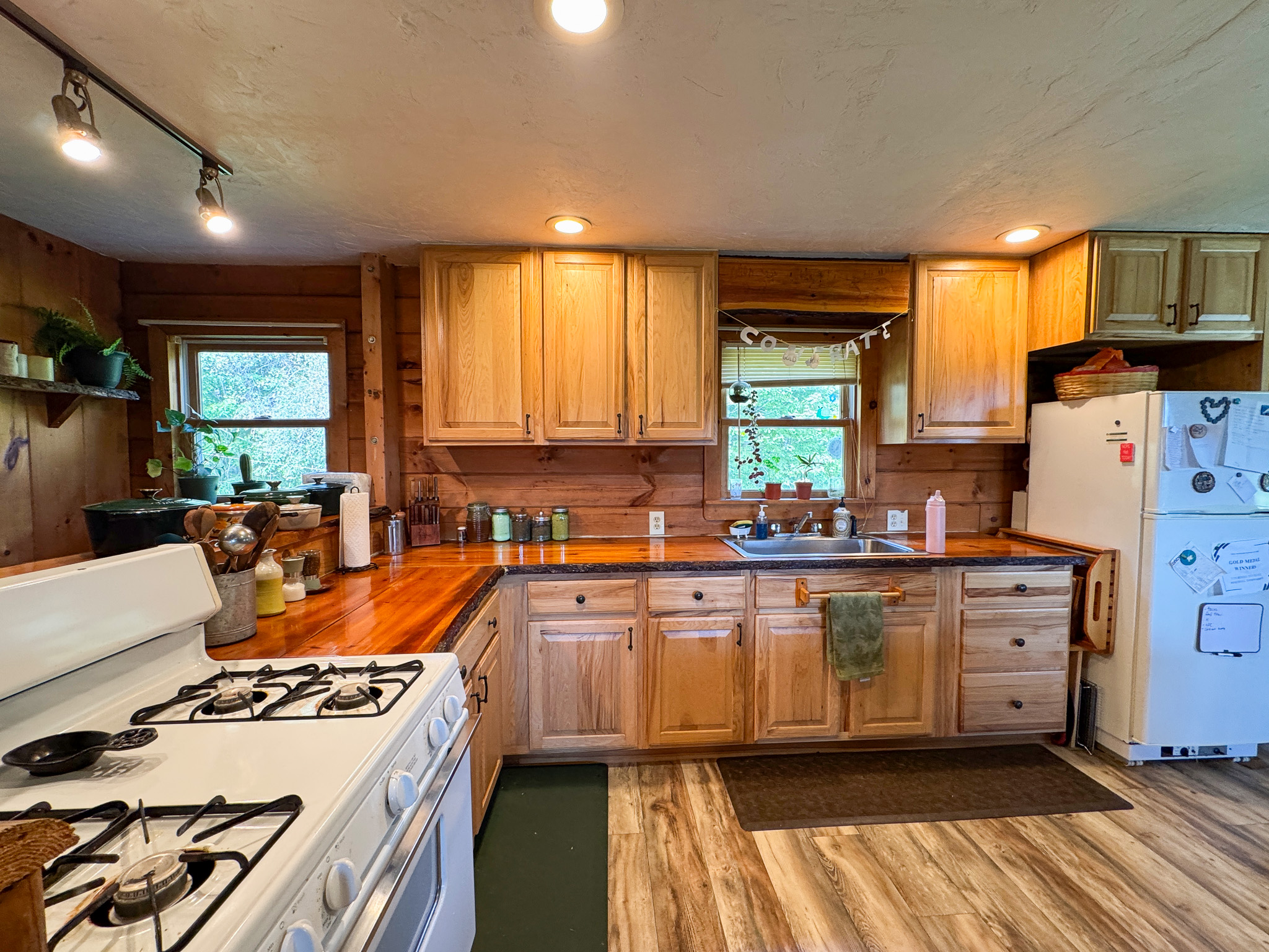 Off-Grid Log Home on 33.4 Acres