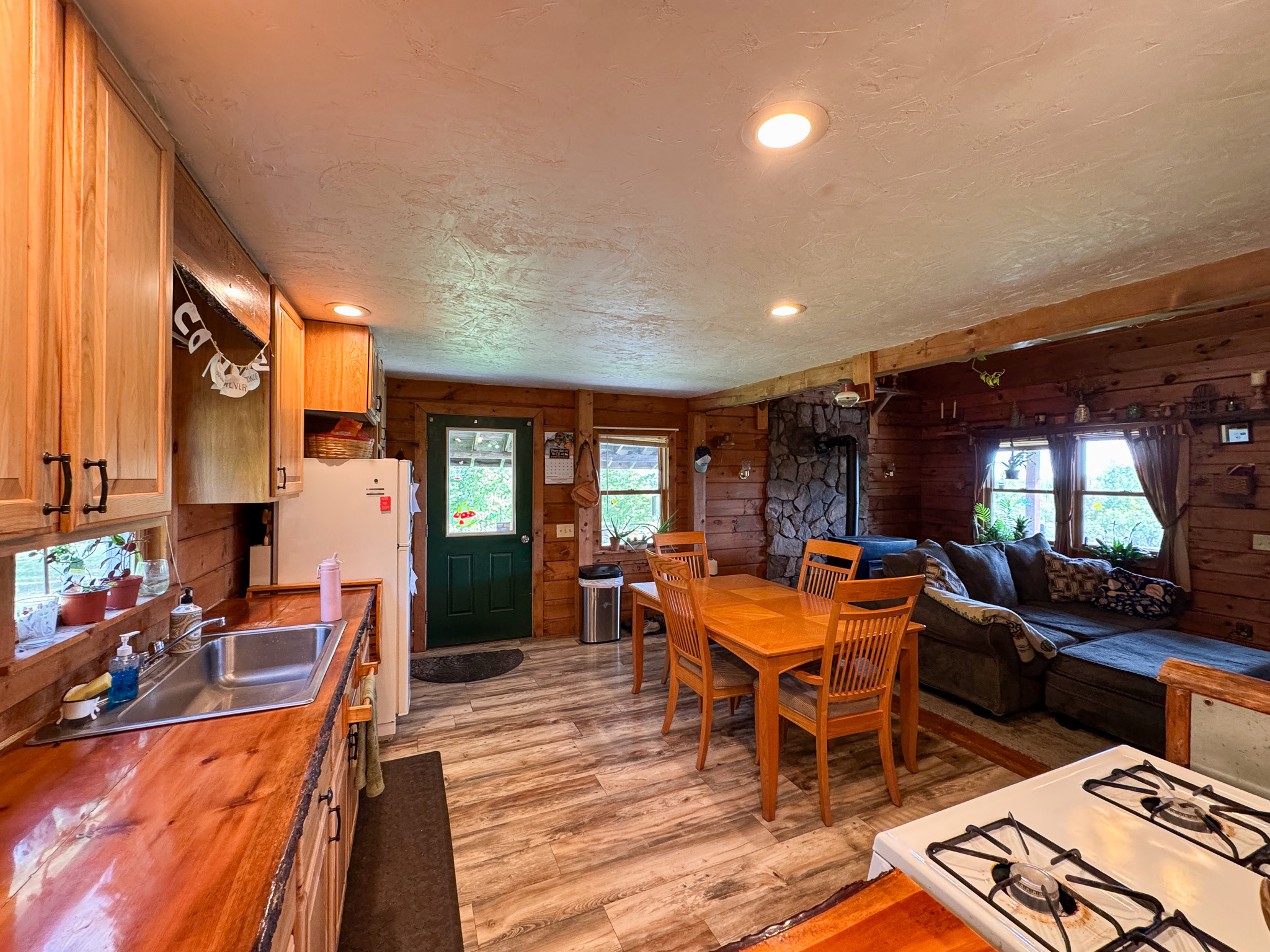 Off-Grid Log Home on 33.4 Acres