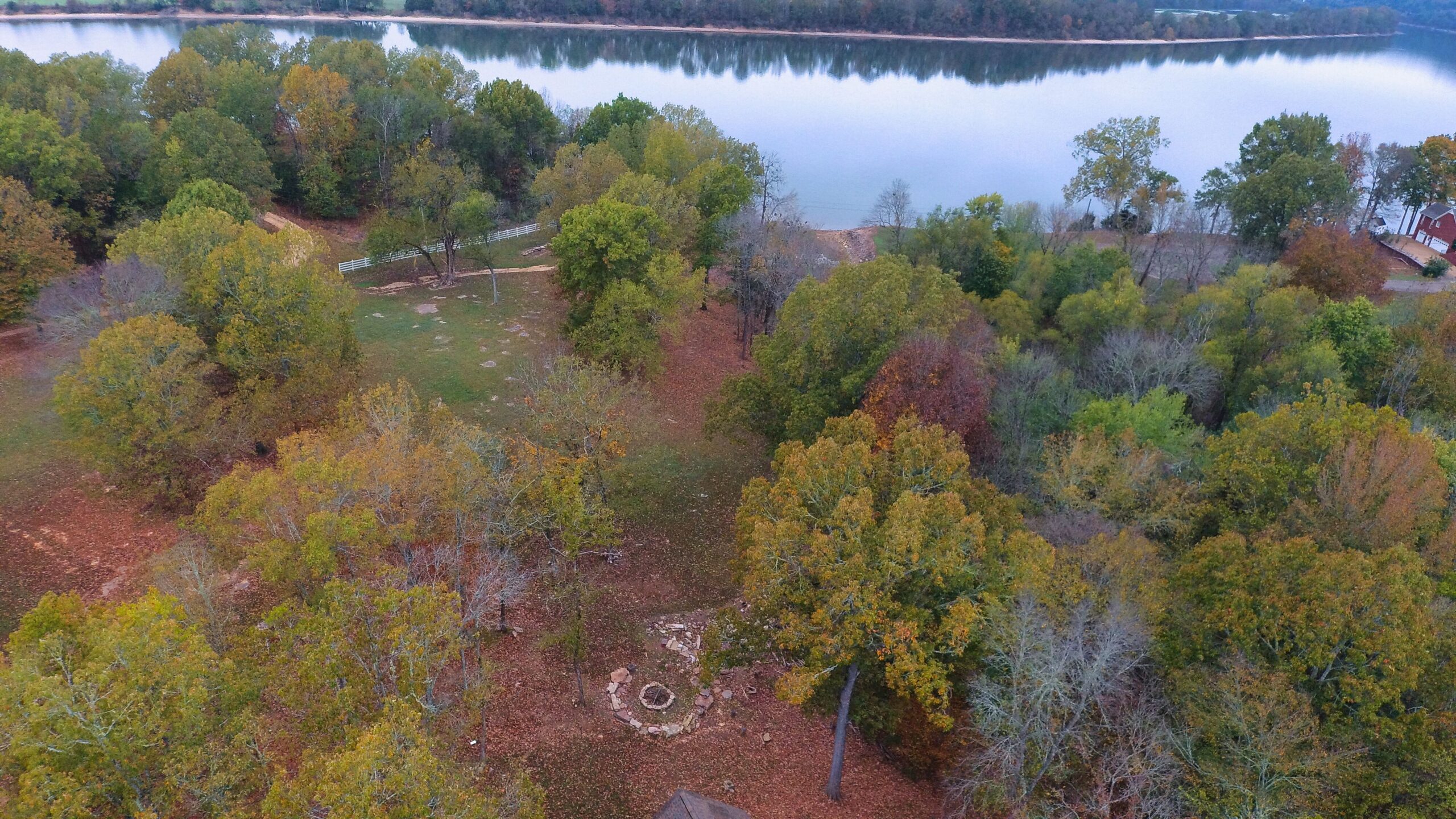 RIVER FRONT HOME W/ UNRESTRICTED ACREAGE FOR SALE IN TN ON TENNESSEE RIVER, DEER & TURKEY HUNTING