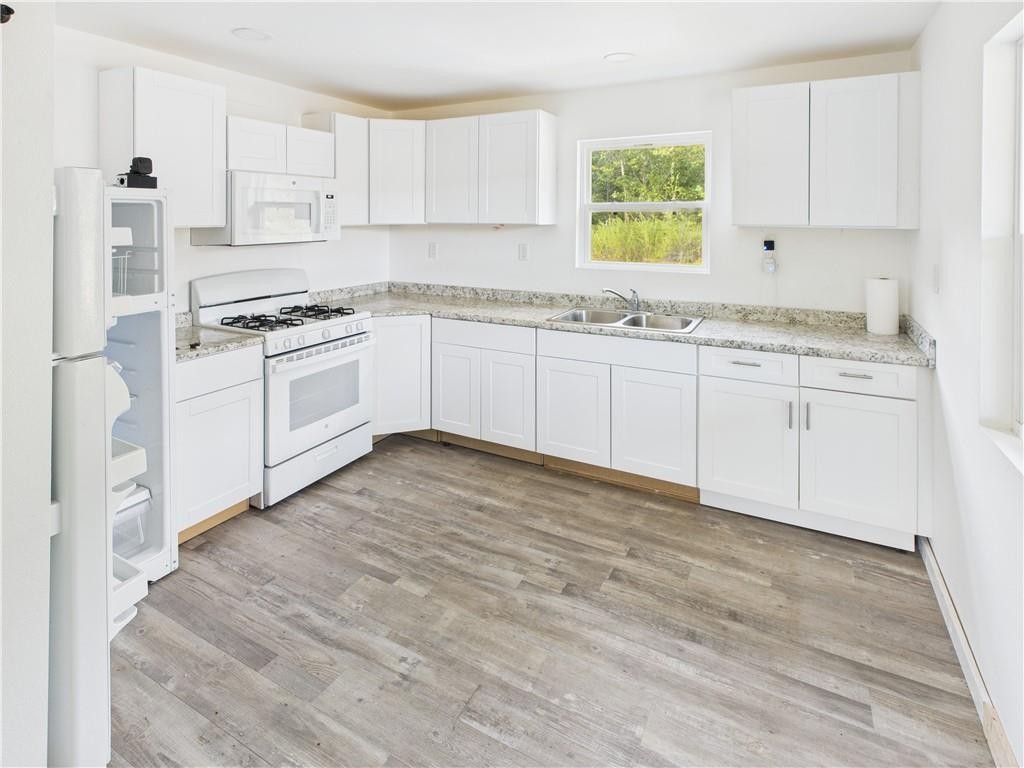 Ozark Mountain Home Hunting Retreat with Spring Fed Ponds For Sale in Searcy Co, Arkansas