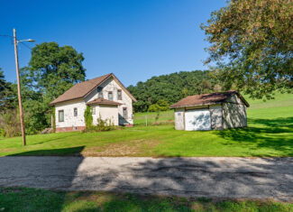 Trempealeau County Country Home & Hunting Property for Sale
