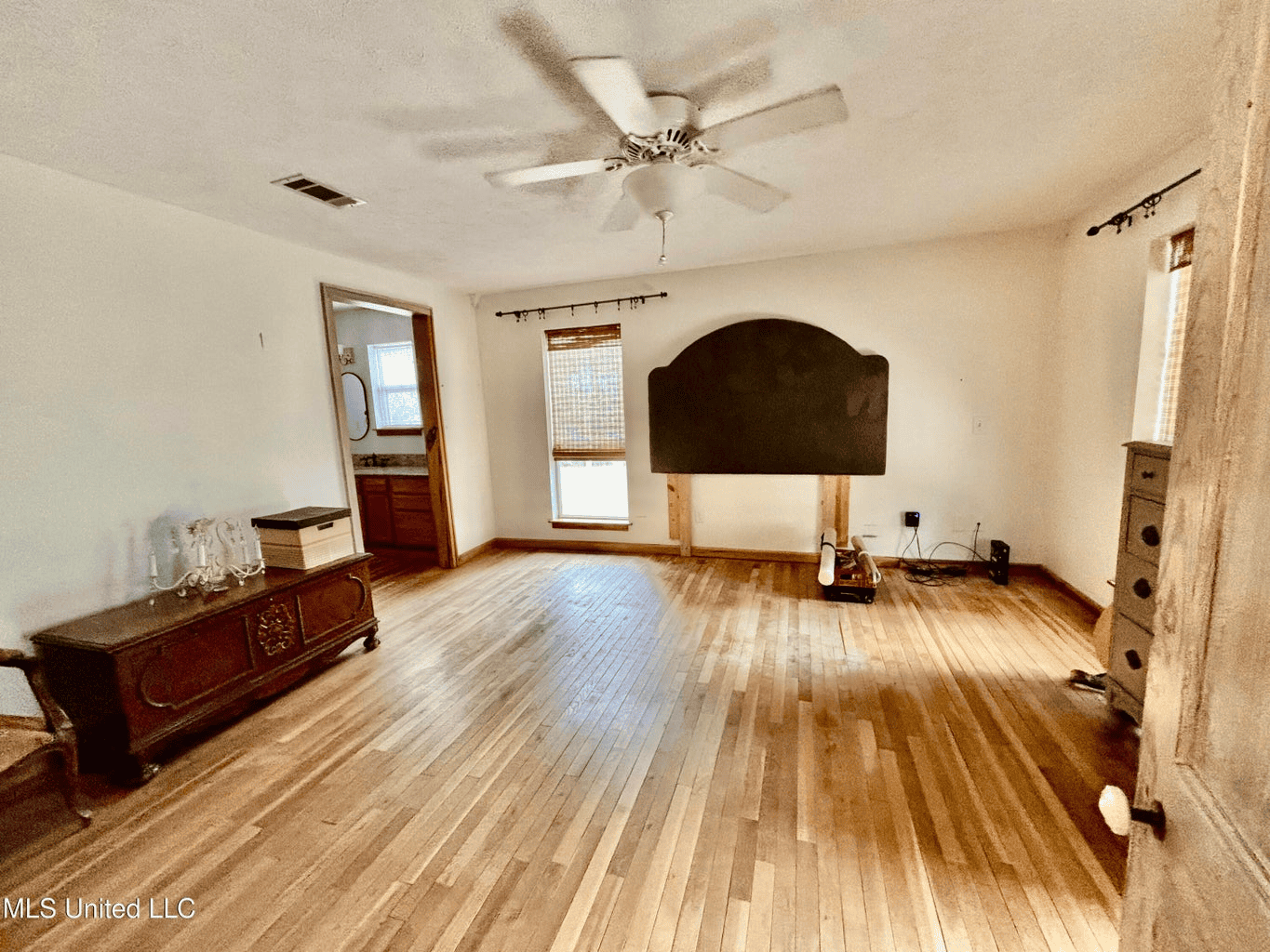 Farmhouse on Acreage with Hunting Land in Magnolia MS