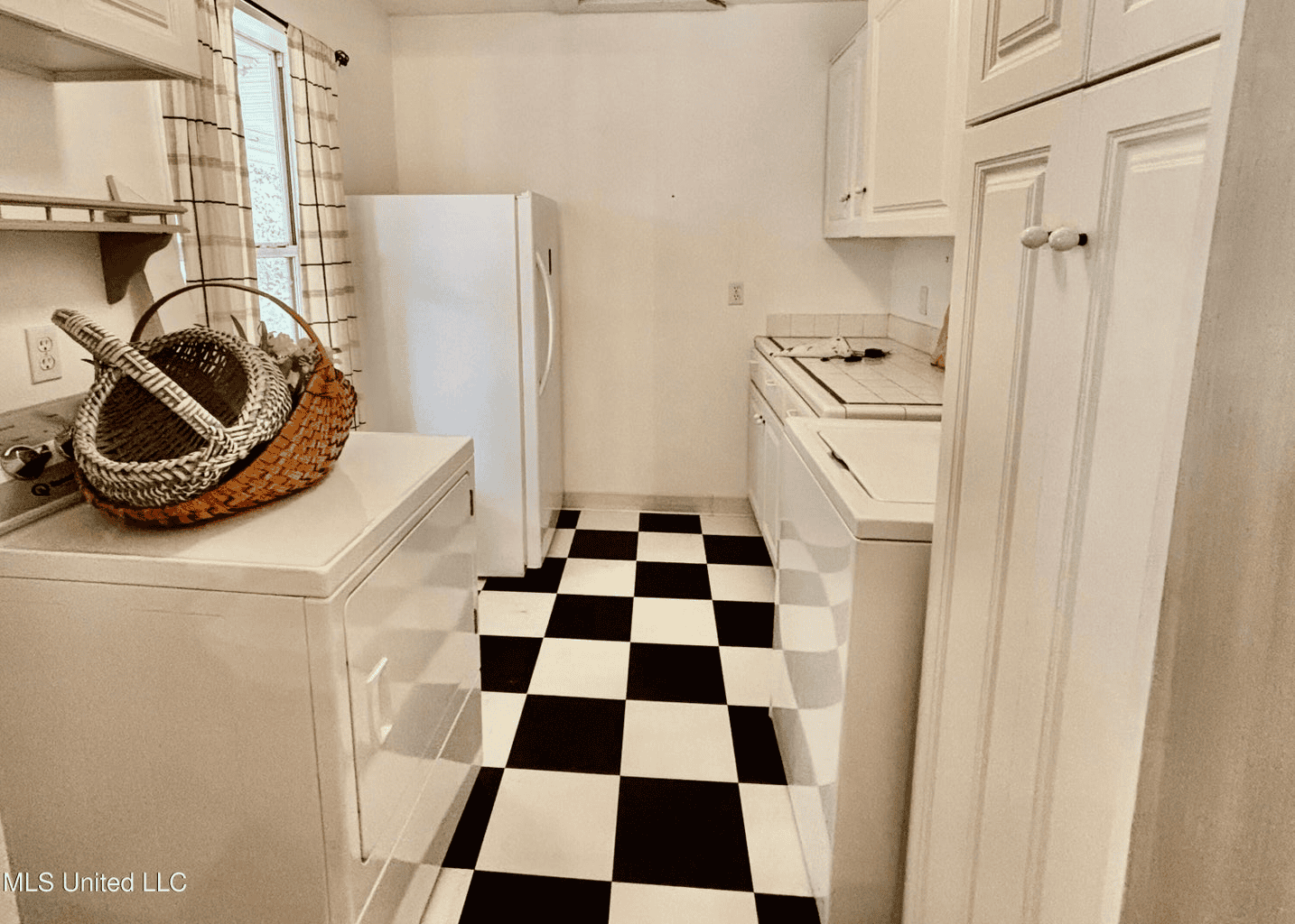 Farmhouse on Acreage with Hunting Land in Magnolia MS