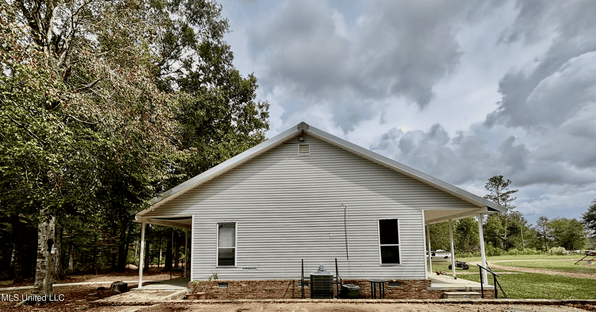 Farmhouse on Acreage with Hunting Land in Magnolia MS