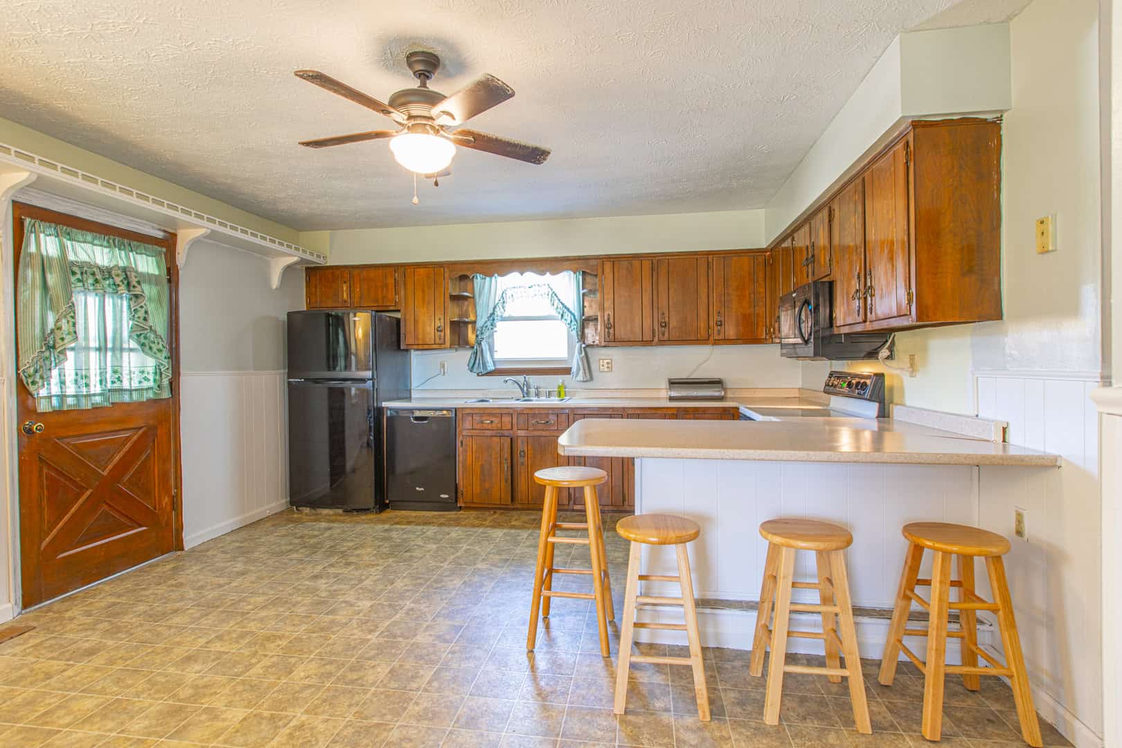 Liberty KY Country Home with Prime White-Tail Deer and Turkey Hunting Land