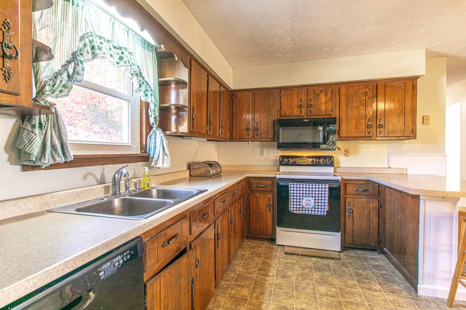 Liberty KY Country Home with Prime White-Tail Deer and Turkey Hunting Land