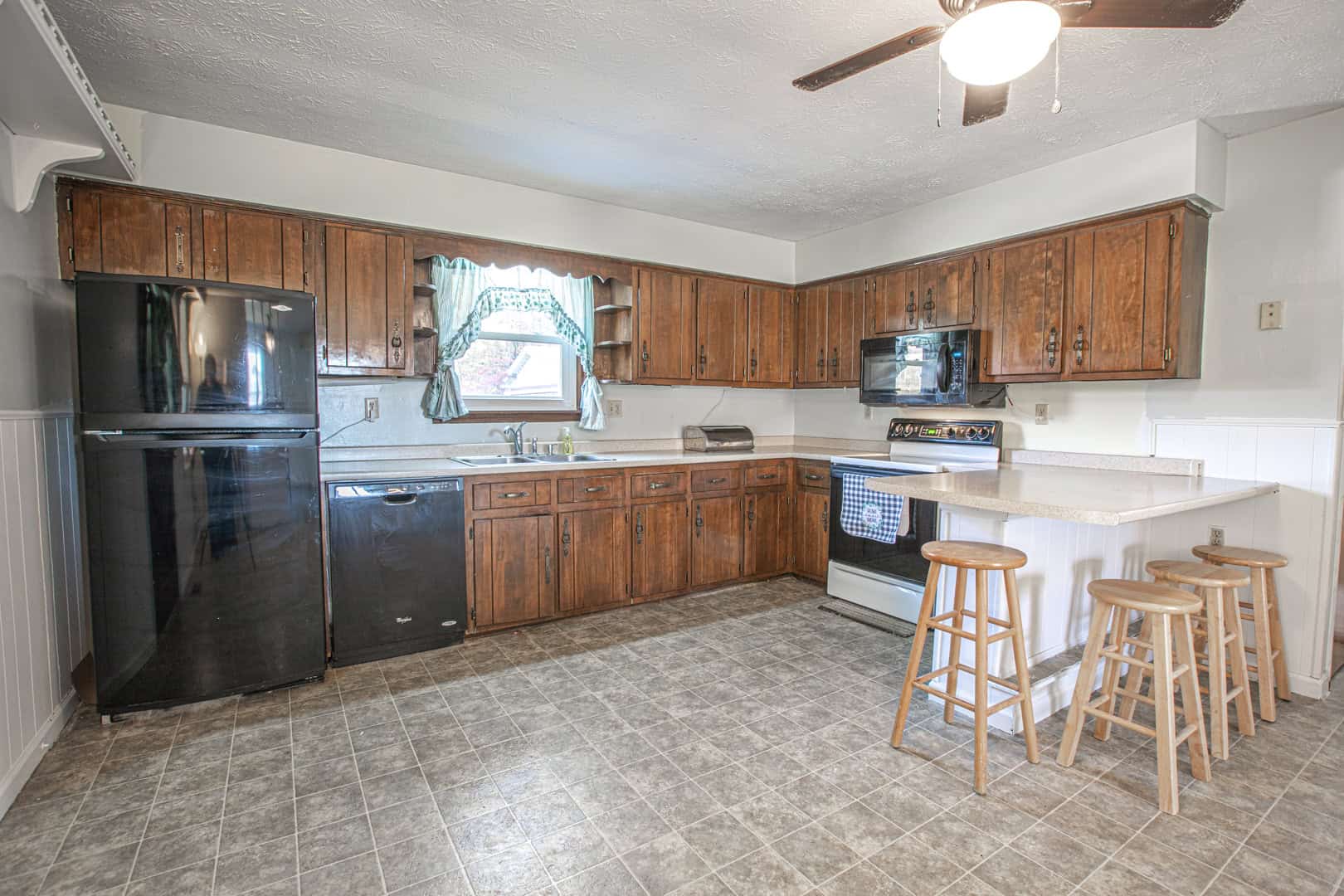 Liberty KY Country Home with Prime White-Tail Deer and Turkey Hunting Land