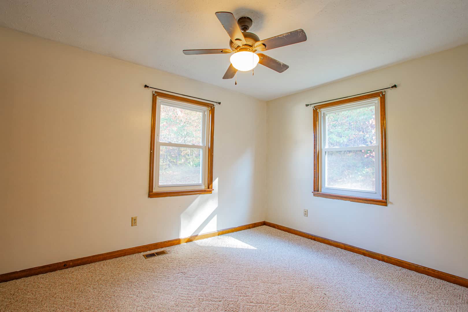 Liberty KY Country Home with Prime White-Tail Deer and Turkey Hunting Land