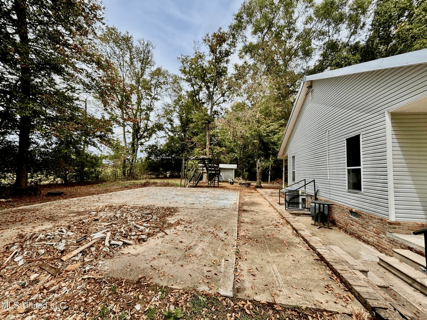 Farmhouse on Acreage with Hunting Land in Magnolia MS
