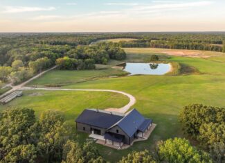 245.4 +\- acres with home in Cross Timbers MO