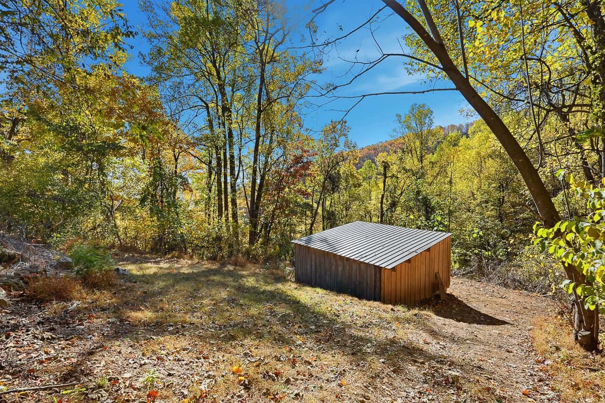 Private Hunter’s Paradise Near Lynchburg with Generator Power